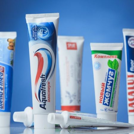 Какой зубной пастой лучше чистить зубы: рейтинг средств разного назначения