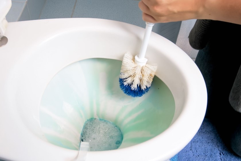 Как эффективно очистить сантехнику без вреда для здоровья